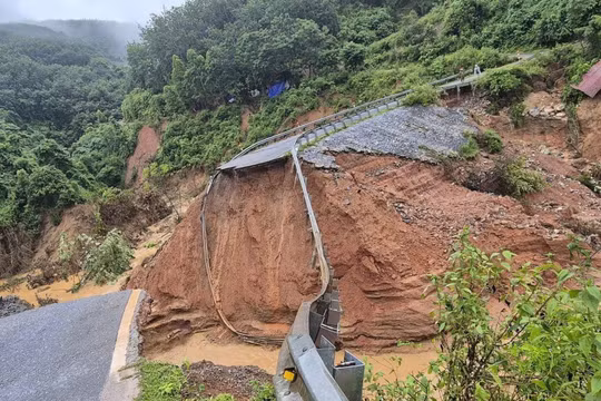 Mưa lớn gây sạt lở nghiêm trọng, quốc lộ 12 bị lũ cuốn đứt đoạn