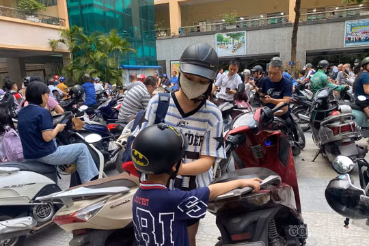 Phụ huynh tại Hà Nội chủ động trang bị mũ bảo hiểm khi đưa đón con