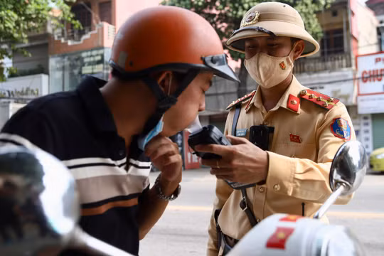 Uống rượu bia từ tối hôm trước, trưa hôm sau vẫn bị phát hiện vi phạm nồng độ cồn