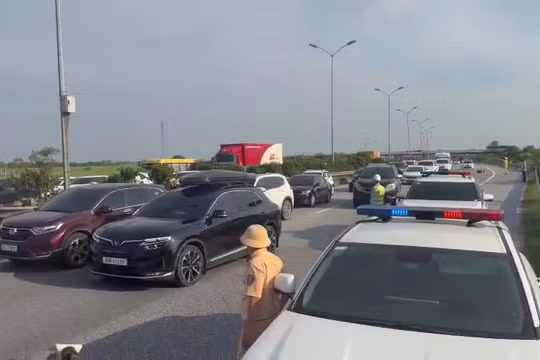 Cảnh sát giao thông 'mượn làn', phân luồng trên hai cao tốc lớn ngày cuối nghỉ lễ 2/9