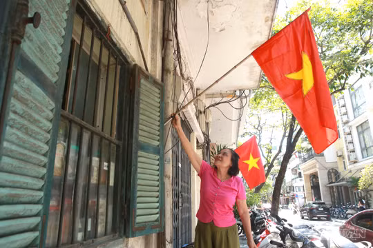 Phố phường Hà Nội rực sắc đỏ chào mừng 72 năm Ngày Giải phóng Thủ đô