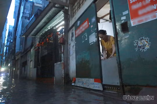 Hà Nội mưa lớn, người dân thấp thỏm canh nước dù đã che chắn kín cửa