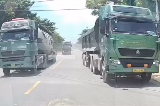 Xử phạt tài xế xe đầu kéo vượt ẩu sau phản ánh qua Zalo Cục trưởng Cảnh sát giao thông