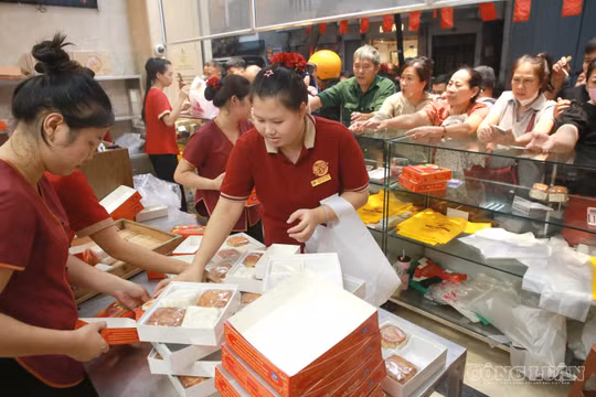 Chưa đến Trung thu, bánh Bảo Phương đã 'cháy hàng', nhiều khách đến mua phải ra về 
