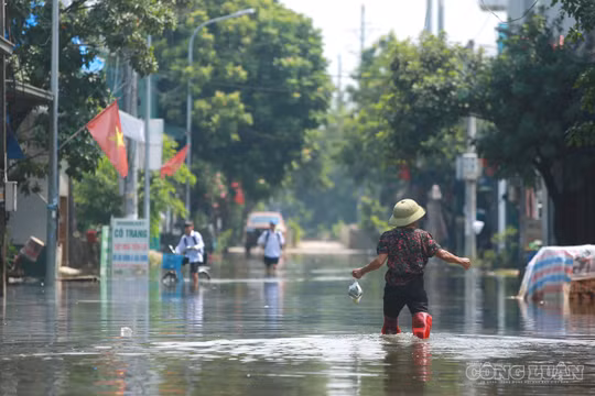 Sau nhiều ngày nắng ráo, Đại lộ Thăng Long và khu dân cư ven sông Tích vẫn ngập 
