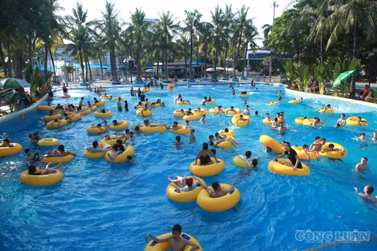 Hàng nghìn người đổ về công viên nước Hồ Tây giải nhiệt ngày Hà Nội nóng hơn 40 độ C