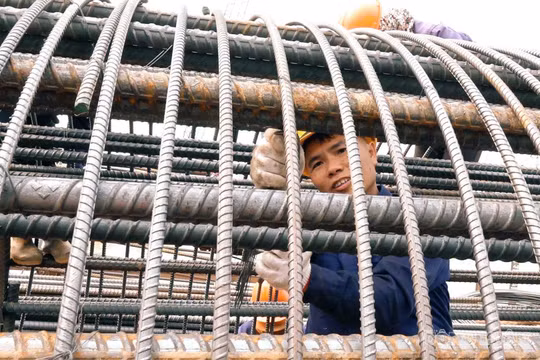 Hà Nội: Chạy đua trước mùa lũ, cầu Vân Phúc tăng tốc thi công ngày đêm