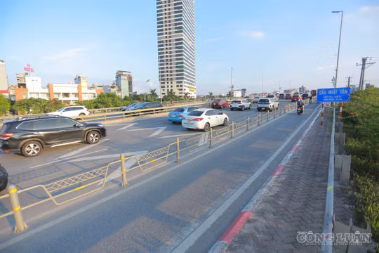 Biển báo khoảng cách trên cầu Nhật Tân bị gỡ sau chưa đầy 24 giờ thí điểm