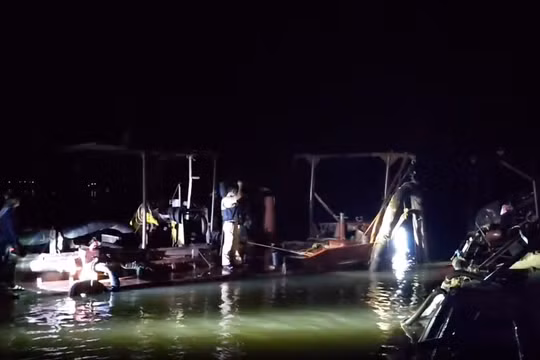 6 tàu 'cát tặc' bị bắt quả tang hoạt động giữa đêm trên sông Lam