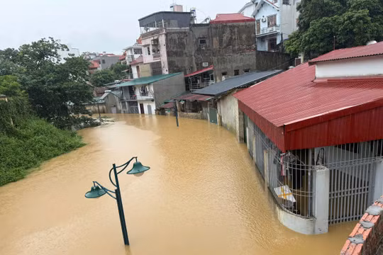 Mưa lớn khiến nhiều khu vực phía Bắc ngập sâu. Ảnh: L.H