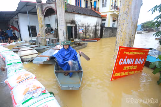 Hà Nội: Nước sông Bùi dâng cao, nhiều nhà dân ở xã Quảng Bị “chìm trong nước” 