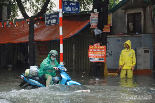Mưa lớn, nhiều tuyến phố Hà Nội ngập sâu trong giờ cao điểm