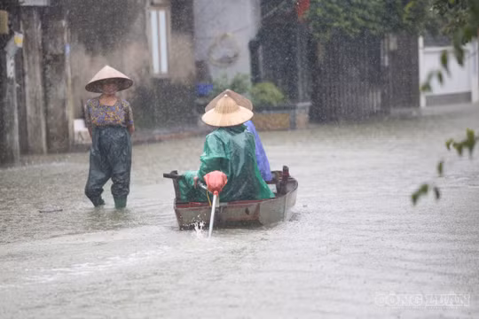 Hà Nội: Nước dâng, người dân xã Kiều Phú phải dùng thuyền đi lại