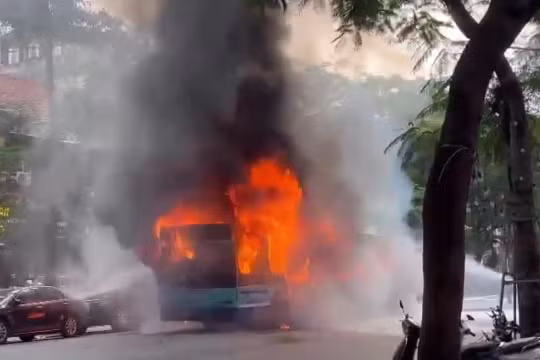 Hà Nội: Xe buýt bốc cháy ngùn ngụt khi đang di chuyển trên phố