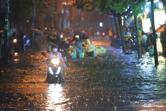 Mưa dông sau chuỗi ngày nắng nóng, nhiều tuyến phố tại Hà Nội chìm trong 'biển nước'