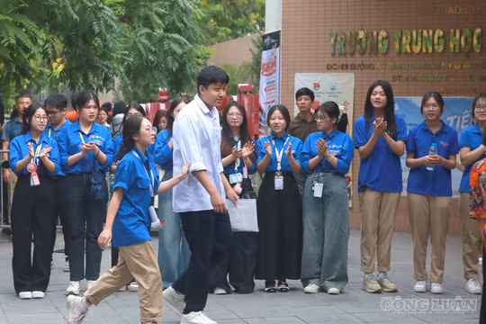 Hơn 129.000 thí sinh Hà Nội dự thi môn Ngữ văn sáng 11/6