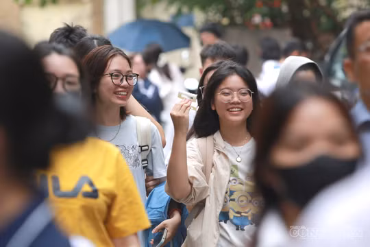 Cổng trường ngập tiếng cười sau giờ thi Ngữ văn