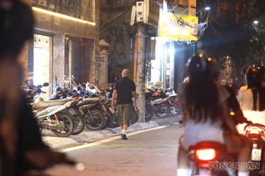 Vỉa hè quanh Hồ Tây lại bị lấn chiếm, người đi bộ phải xuống lòng đường để di chuyển