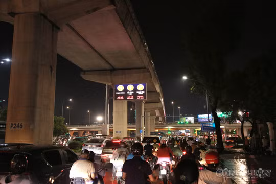 Hà Nội mưa dông, ùn tắc giờ tan tầm trước khi đón không khí lạnh