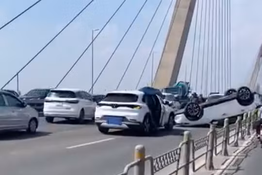 Ô tô lật ngửa trên cầu Nhật Tân, 5 xe va chạm liên hoàn, hướng đi Nội Bài ùn cục bộ