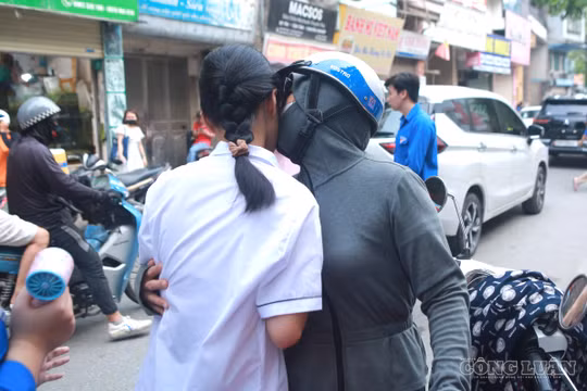 Phụ huynh ôm con động viên trước giờ thi Toán, khép lại kỳ thi lớp 10 ở Hà Nội