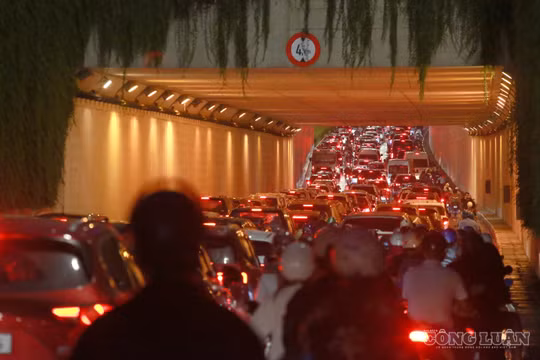 Mưa lớn kéo dài, giao thông Hà Nội ùn ứ giờ tan tầm
