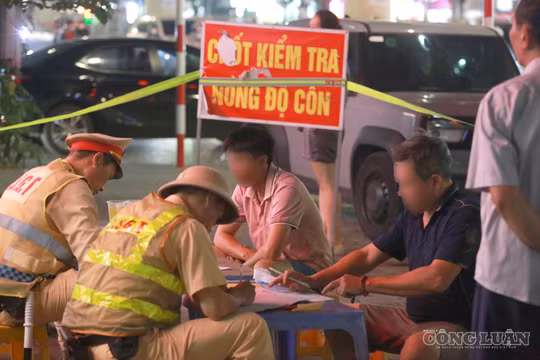 Không bằng lái, không đăng ký xe, người đàn ông ở Hà Nội vi phạm nồng độ cồn gấp hơn 2 lần mức 'kịch khung'