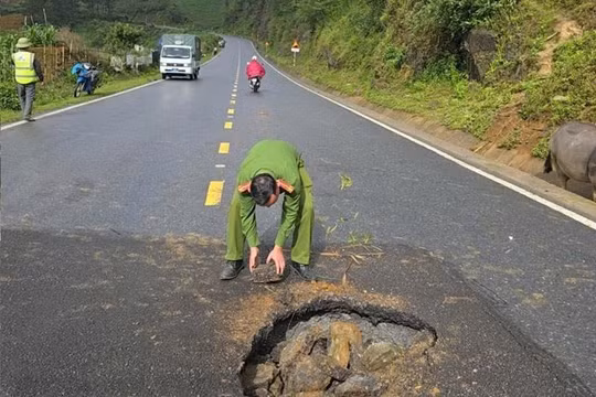 Mưa lớn gây sụt lún Quốc lộ 4D qua Sa Pa