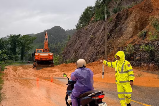 Bão số 4 gây sạt lở, Cảnh sát giao thông Quảng Ninh cấm đường tại khu vực nguy hiểm