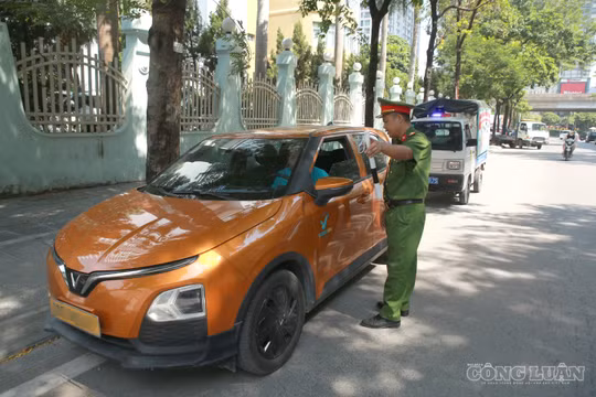 Tài xế dừng xe dưới biển cấm đỗ để ngủ, nổ máy 'lách' quy định bị Công an nhắc nhở