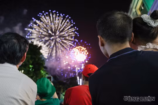 “Biển người” đổ về các tuyến phố, háo hức trước màn pháo hoa mừng Quốc khánh 2/9