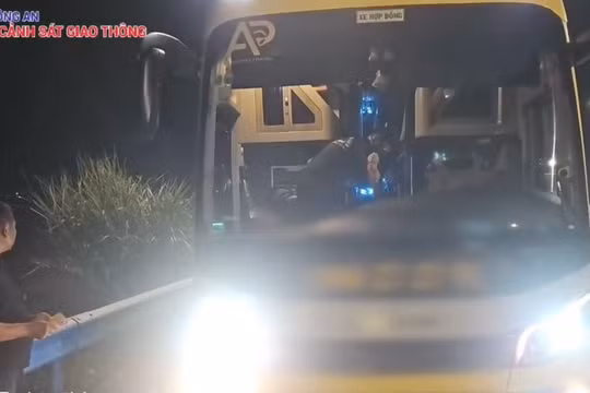Lực lượng CSGT kiểm tra xe khách. Ảnh cắt từ video: Cục CSGT
