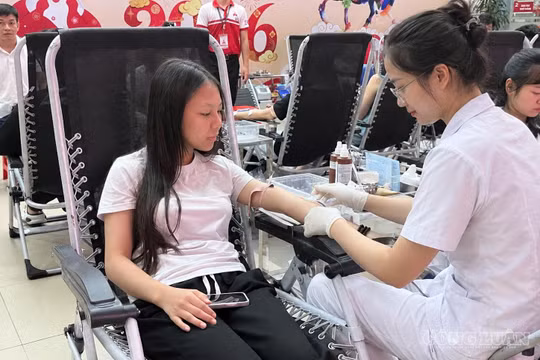 Người trẻ chọn hiến máu tình nguyện trong ngày 20/10