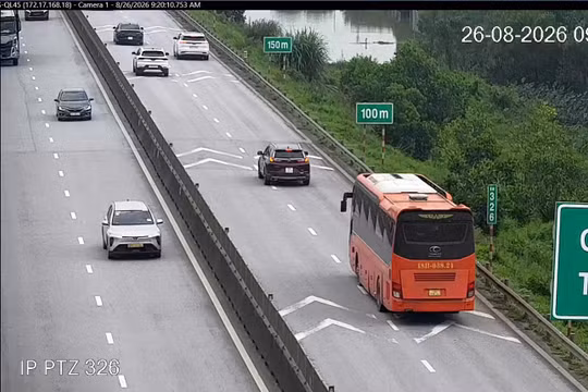 Cảnh sát giao thông xử phạt 2 tài xế xe khách vi phạm khoảng cách trên cao tốc