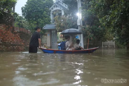 Hà Nội: Cận cảnh ‘rốn ngập’ ở xã Trung Giã, người dân phải dùng thuyền đi lại