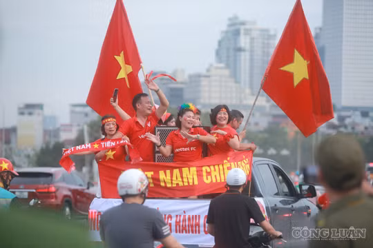 Hàng nghìn cổ động viên đổ về sân Mỹ Đình, tiếp lửa đội tuyển Việt Nam