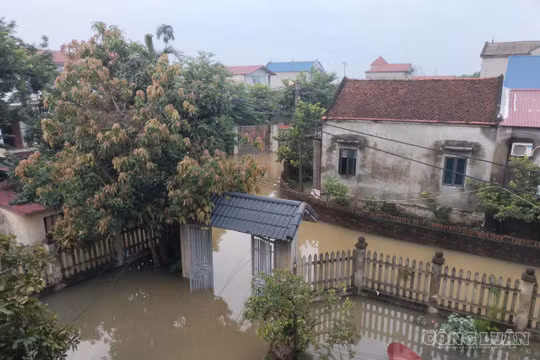 Hà Nội: Nước ngập khắp thôn, nhiều người dân không thể ra khỏi nhà để đi làm 
