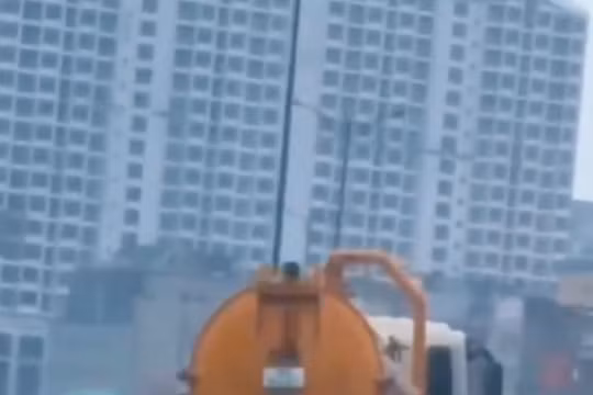 Xe chở chất thải để nước chảy xuống đường, tài xế bị phạt thế nào?