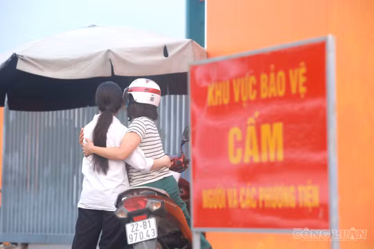 Khoảnh khắc cha mẹ ôm con, tiếp sức trước cổng điểm thi Chuyên Tuyên Quang