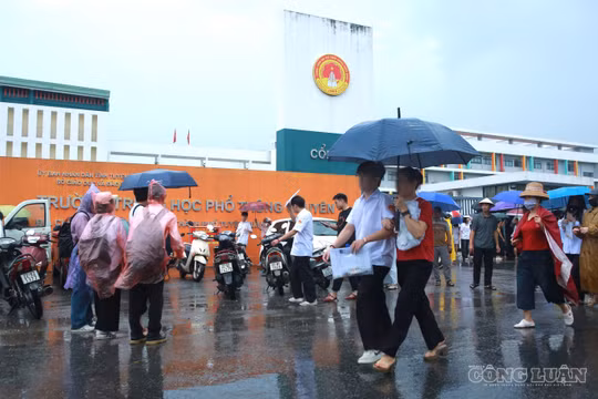 Hơn 300 thí sinh kết thúc môn thi đầu tiên kỳ thi lại tại THPT Chuyên Tuyên Quang trong mưa lớn
