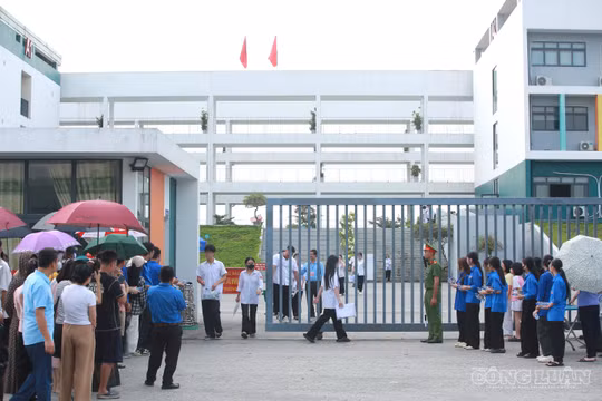 Đề Vật lý thi lại ở chuyên Tuyên Quang bớt 'cày' công thức, tăng bài toán thực tế