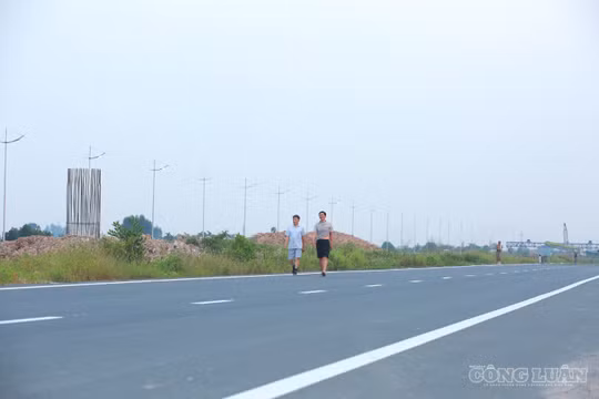 Cận cảnh đường song hành Vành đai 4 được thông xe kỹ thuật dịp 10/10