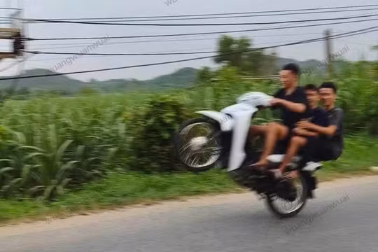 Nghệ An: Xử lý thanh thiếu niên 'bốc đầu' xe máy sau clip đăng trên Facebook