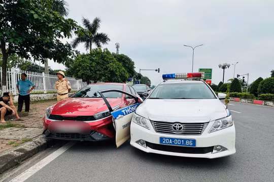 Tài xế vi phạm nồng độ cồn, lái xe tông thẳng vào xe CSGT để bỏ chạy