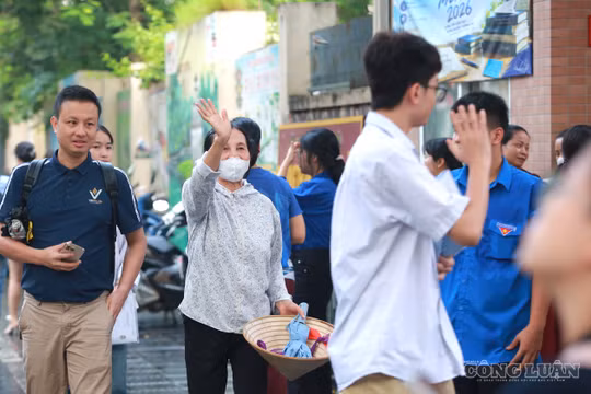 Thí sinh Hà Nội thoải mái bước vào ngày thi cuối, phụ huynh gửi gắm niềm tin trước giờ làm bài
