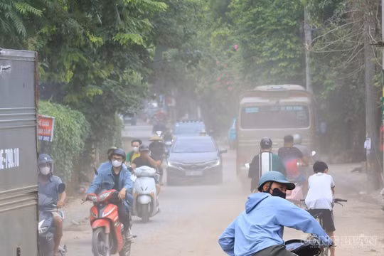 Bụi mù mịt, phế thải bủa vây các công trường ở Hà Nội