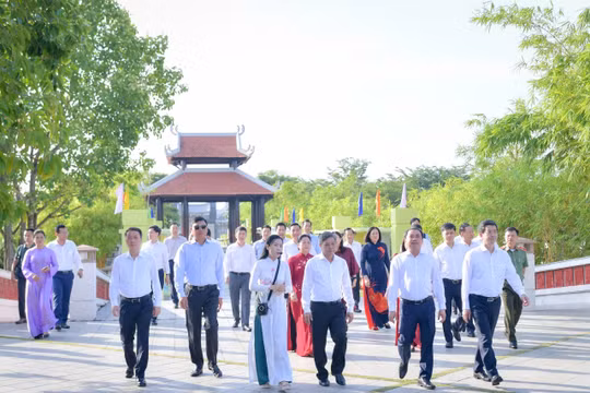 Đoàn công tác TP Hà Nội dâng hương tại Đền thờ Vua Hùng TP Cần Thơ