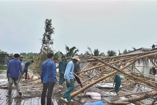 Cà Mau: Dông lốc làm 1 người bị thương, hư hại 27 căn nhà