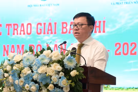 Ông Lê Quốc Minh, Ủy viên Ban chấp hành Trung ương Đảng, Tổng Biên tập Báo Nhân dân, Phó Trưởng Ban Tuyên giáo và Dân vận Trung ương, Chủ tịch Hội Nhà báo Việt Nam phát biểu tại lễ trao giải. (Ảnh: Báo Tây Ninh)