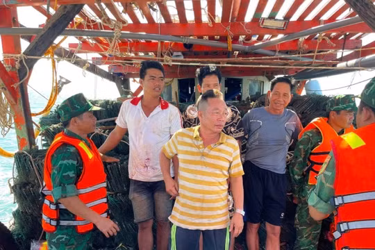 Cà Mau kịp thời cứu vớt 4 thuyền viên gặp nạn trên biển